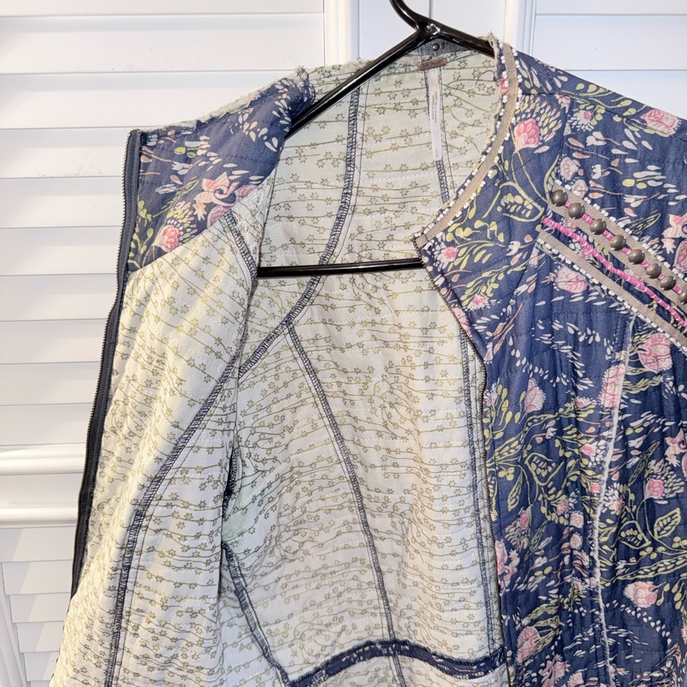Free People Meadow Quilted Floral Slim Fit Jacket Size L Blue Pink Zip Front - Picture 8 of 10